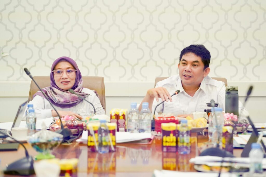 Bupati Bang Arul memimpin rapat maraton efisiensi anggaran bersama kepala SKPD Tanah Bumbu.